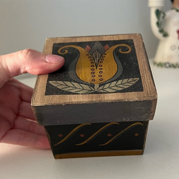 Wooden trinket box with flower design - Picture 3 of 5